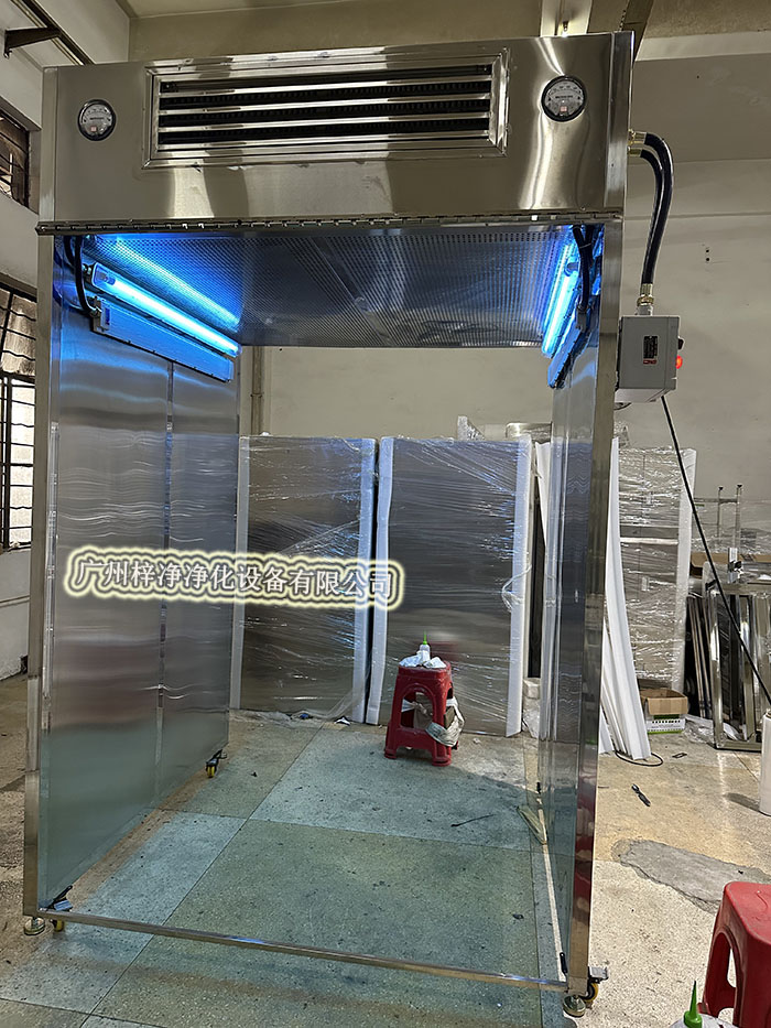 洁净采样车是一种可移动的洁净设备,通常用于在制药厂的各个车间之间进行样品的采集和传递。 洁净工作台与洁净采样车在制药厂的应用